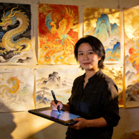 美术总监林薇手持数位笔，身后展示东方奇幻原画